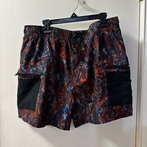 ITEM: ASOS SWIM SHORTS W/ ANIMAL PRINT & CARGO POCKETS
SIZE: MEN’S LARGE